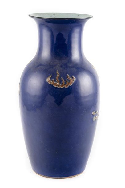  CHINE - Fin XIXe Grande potiche à fond bleu à décor de dragon. H. : 45 cm