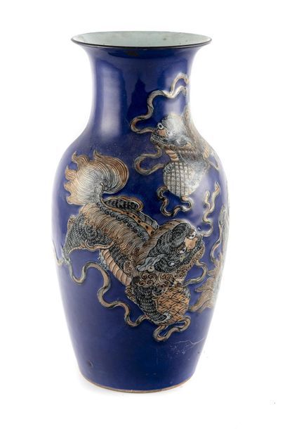  CHINE - Fin XIXe Grande potiche à fond bleu à décor de dragon. H. : 45 cm