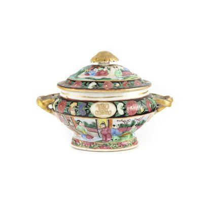 null CHINE - CANTON
Pot couvert en porcelaine émaillée à décor de scenette chinoise
Epoque...