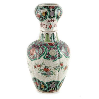 null CHINE Moderne 
Vase en céramique craquelée émaillée vert 
H. : 45 cm 