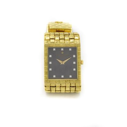 null VACHERON CONSTANTIN
Montre de dame bracelet en or jaune tressé, cadran rectangulaire...