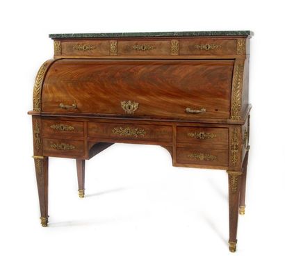 null Bureau cylindre en acajou dessus marbre, bronze en applique
Epoque XIXe