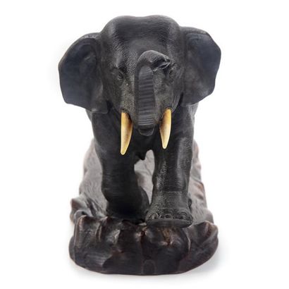 null CHINE 
Eléphant en bronze, signe et cachet sous les pattes, défenses en ivoire...