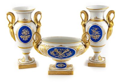 null Garniture de cheminée comprenant une jardinière et une paire de vases Médicis...