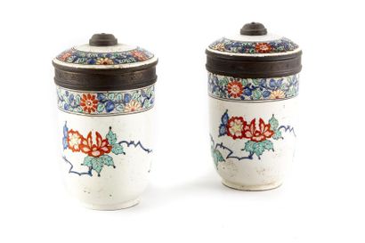 null Genre de CHANTILLY
Paire de pots couverts de forme cylindrique en porcelaine...