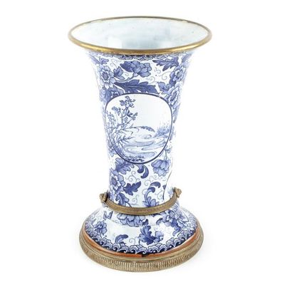 null JAPON (?)
Vase en porcelaine émaillée bleue à monture en bronze.
H. 28 cm 