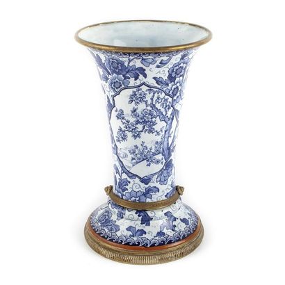 null JAPON (?)
Vase en porcelaine émaillée bleue à monture en bronze.
H. 28 cm 