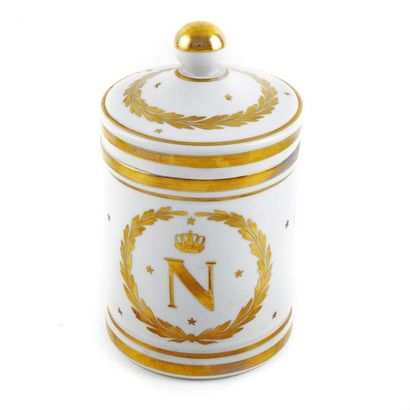 null PARIS
Pot couvert en porcelaine à décor doré aux symboles napoléoniens 
Epoque...
