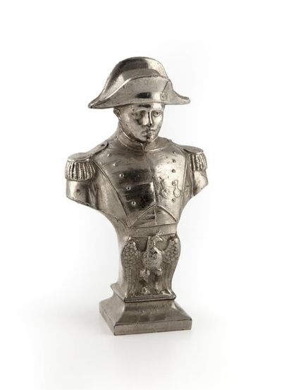 null GOYEAU, XXe
Napoléon en buste avec l'aigle Impérial
Bronze argenté
Signé au...