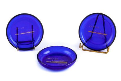 null SOUVENIR du PAQUEBOT FRANCE
TROIS CENDRIERS en verre bleu
D.11 cm