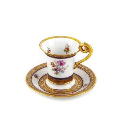 null Tasse en porcelaine de Sèvres, à décor de fleurs et bordure dorée.
XIXe