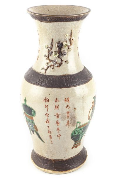 null CHINE - NANKIN
Grand vase en faience émaillée, à décor de brule parfum et d'idéogrammes
H....