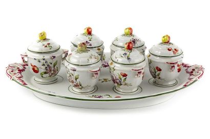 null Ensemble de six pots à crème et un plateau en faïence à décor de fleurs