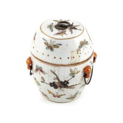 null CHINE
Pot couvert de forme cylindrique en porcelaine à décor polychrome de papillons...