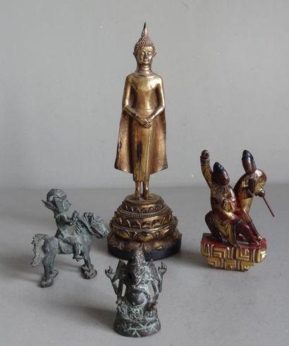 null ASIE
Ensemble comprenant : une statuette de Divinité Bouddhique en bois doré...