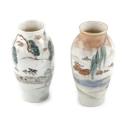 null JAPON - SATSUMA (?)
Paire de petits vases en porcelaine à décor de paysage et...