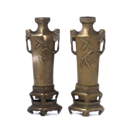 null JAPON
Paire de vases en bronze montés sur socle à décor de feuilles de bambou
H....