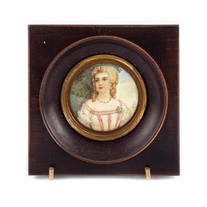 null ECOLE FRANCAISE DU XIXe siècle
Portrait de femme dans le style du XVIIIe siècle
Miniature
H....