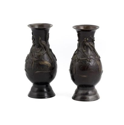 null CHINE
Paire de vases de forme balustre en bronze à patine brune à décor en relief...