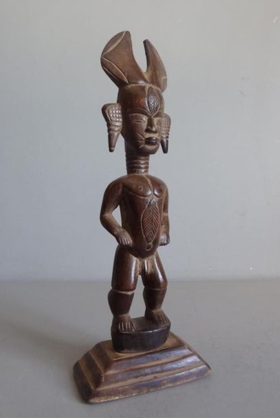 null AFRIQUE
Petite statuette en bois naturel représentant un homme le torse et le...