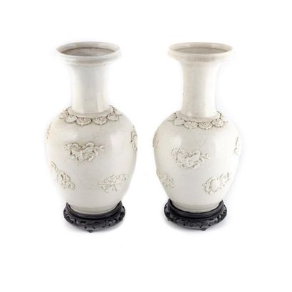 null CHINE
Paire de vases de forme bouteille en porcelaine blanc crème à décor de...