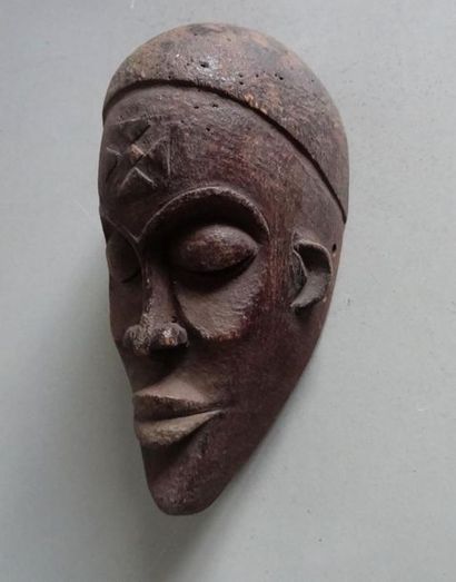 null AFRIQUE
Masque anthropomorphe en bois naturel sculpté, le front scarifié d'une...