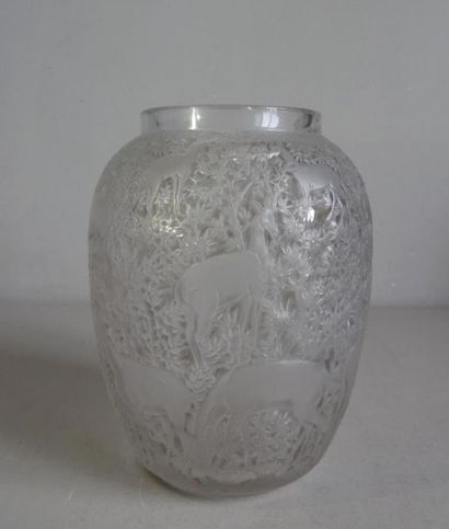 null LALIQUE
Vase " Biches " de forme ovoïde en verre opalescent soufflé-moulé blanc...