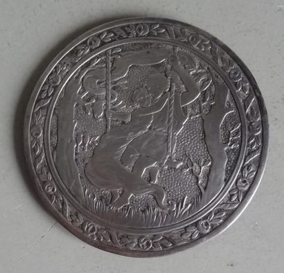 null Médaillon de forme ronde en métal ( argent ?) à décor ciselé d'un couple sur...