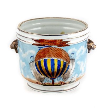 null Cache pot en porcelaine à décor de montgolfières 
H. : 15 cm 