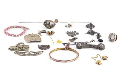 null Lot de bijoux fantaisie divers, bagues, broches, pendentifs, bracelets.