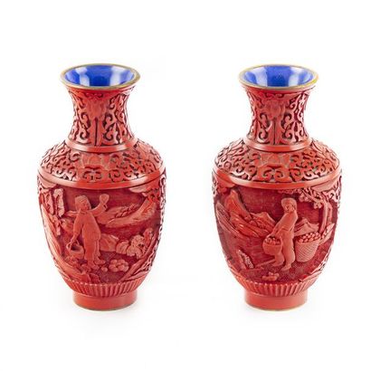 null CHINE - Pékin
Paire de vases en métal laqué rouge à décor sculpté 
H. : 18 cm...