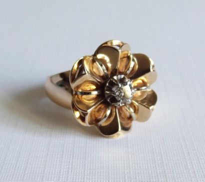 null Bague en or jaune 18K en forme de fleur centrée d'un diamant
Circa 1950
Poids...