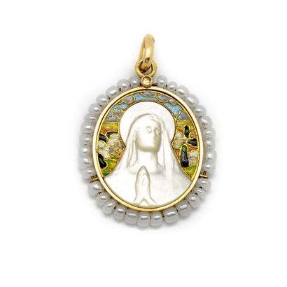 null Médaille portrait de la Vierge en nacre, perles et or.
Poids brut : 3,8 g