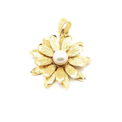 null Pendentif en or jaune en forme de fleurs, au centre une perle.