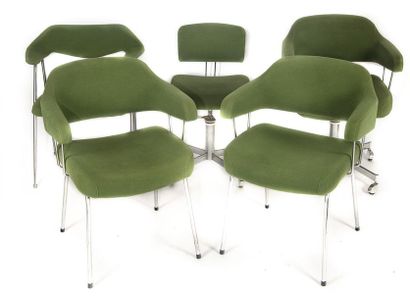 null 4 fauteuils et une chaise en feutrine verte
Vers 1950