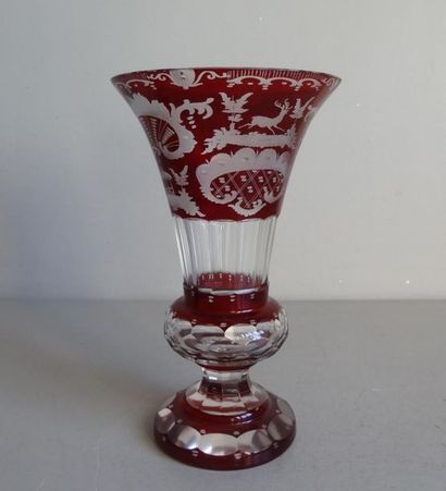 null BOHÊME
Vase sur pied de forme cornet en cristal taillé à facettes et décor doublé...