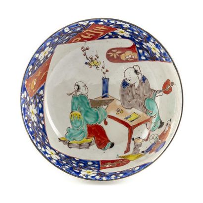 null Saladier en porcelaine émaillé, à décor de chinois.
D. : 25 cm 

