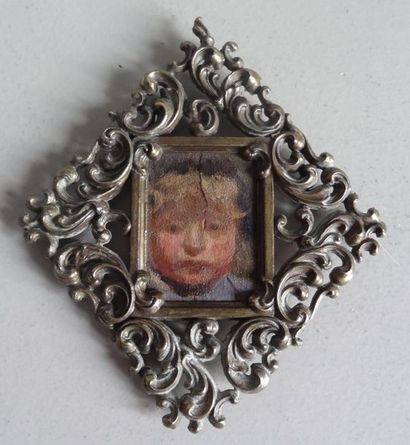 null Miniature sur carton représentant le visage d'un enfant dans un cadre en laiton...