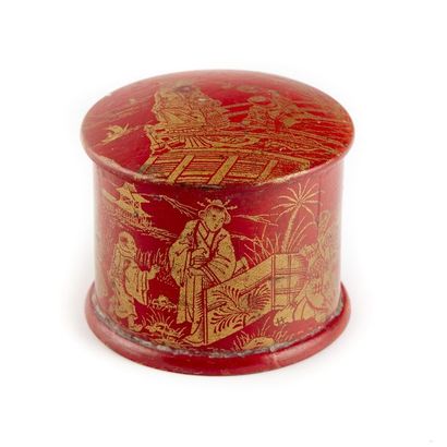 null Boîte à poudre en laque rouge décor de chinois doré, à l'intérieur sa houpe...