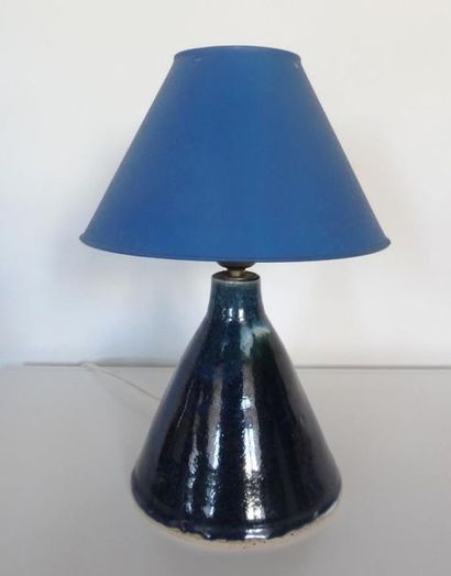 null Petite lampe en forme conique en céramique émaillée bleue flammée.
Datée 1988
H....