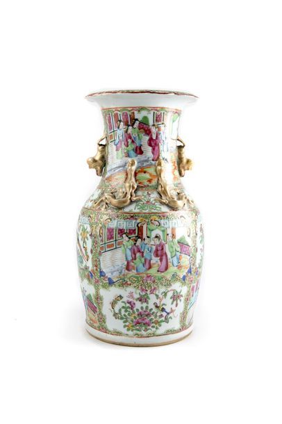 null CHINE CANTON 
Grand vase en porcelaine polychrome à décor de saynètes en reserve....