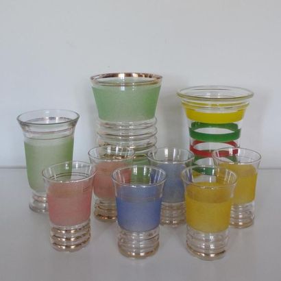 null Ensemble composé de six verres- un gobelet et deux vases en verre granité à...