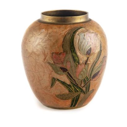 null Vase boule en laiton émaillé à décor de tulipes.
H. : 17 cm