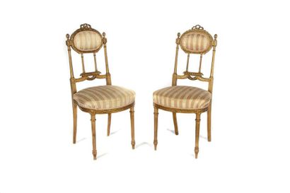 null Paire de chaises en bois doré à dossier ajouré.
Style Louis XVI, circa 1900...