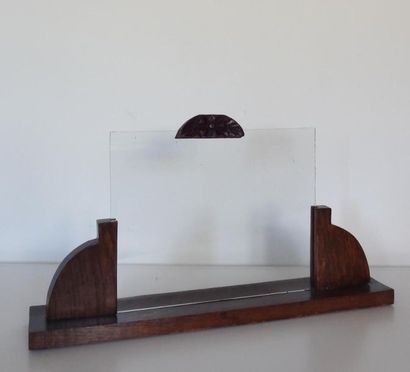 null Porte-photo à socle en bois de style Art Déco, le verre surmonté d'un élément...