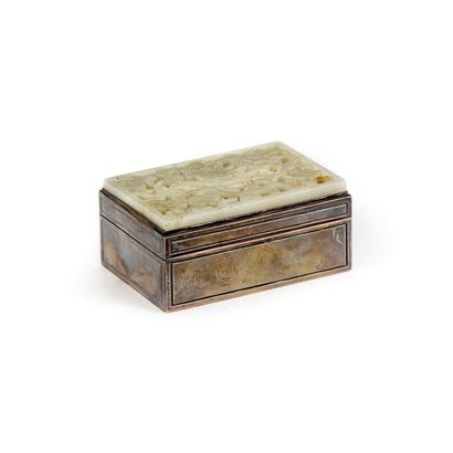 null Boîte rectangle en métal argenté ornée sur le couvercle d'une plque de jade...