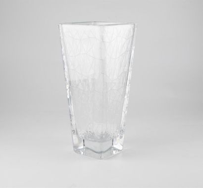 VASE EN SEMI CRISTAL Vase en semi cristal à section carrée à motif de résille

H....