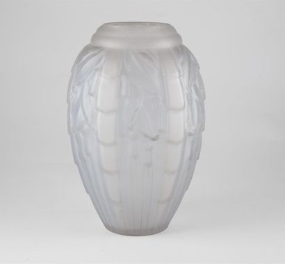 VASE EN VERRE MOULÉ Vase en verre moulé à décor de feuillage

Vers 1920

H. : 28...