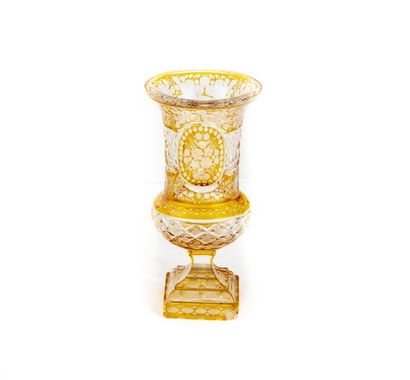 Cristal de Bohème Vase balustre en cristal de bohème fond jaune à décor taillé et...