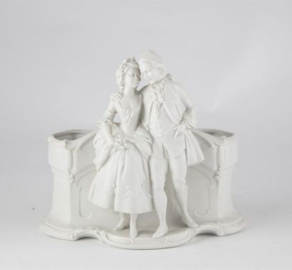 VASE EN BISCUIT Vase en biscuit 

Couple d'élégants enlacés

Epoque XIXe

18 x 20...